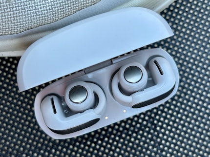 Auf den ersten Blick verwirren mich die Kopfhörer: Wie soll ich sie an mein Ohr klemmen?