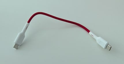 Bei allen Sicherheitsbedenken: Das Ladekabel ist mit knapp 20 Zentimetern schon arg kurz.
