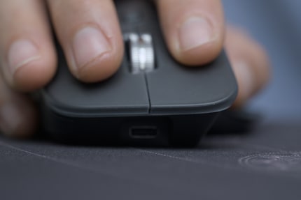 Der erste Klick auf die MX Master 4 ist enttäuschend: Die Switches sind gedämmt.