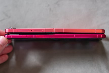Das Scharnier ist beim Z Flip 7 oben ziemlich schief.