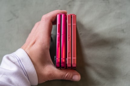 Fast gleich gross: Motorola links und Samsung rechts.