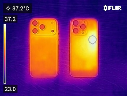 Der Aluminium-Unibody des iPhone 17 Pro (links) leitet die Wärme besser ab als das Gehäuse des iPhone 16 Pro (rechts).