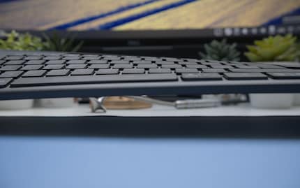 Das Gehäuse lässt sich leicht verbiegen, weshalb sich die Tastatur billig anfühlt.