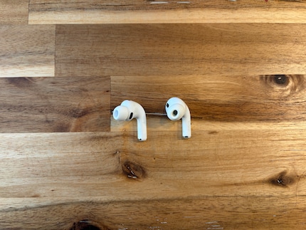 Der Plug ist etwas anders ausgerichtet als beim Vorgänger (rechts).