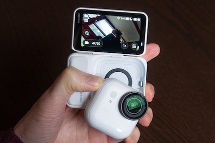 Die Insta360 Go Ultra in aufgeklappter Pracht.