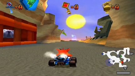 Willkommen im Startgebiet von «Crash Team Racing». Besiege ich den Boss des Gebiets, erhalte ich den Schlüssel, der die Türe links aufsperrt und mich in die nächste Welt befördert.