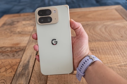 Das Pixel 10 Pro Fold in Jadegrün mit Goldelementen ist echt schick.