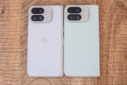 Optisch praktisch identisch zum Vorgänger. Das neue Pixel 10 Pro Fold ist rechts.