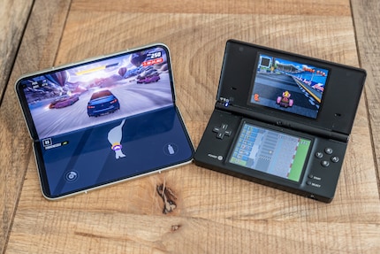 Zocken geht fast wie mit dem Nintendo DSi rechts.