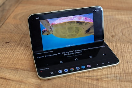 Freihändig Videos gucken mit aufgestelltem Foldable.