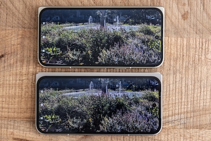 Das Display des Pixel 10 Pro Fold (oben) ist einen Tick grösser und heller.