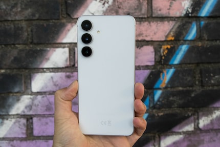 Die Rückseite des nach IP68 wasserdichten Smartphones besteht aus Glas.