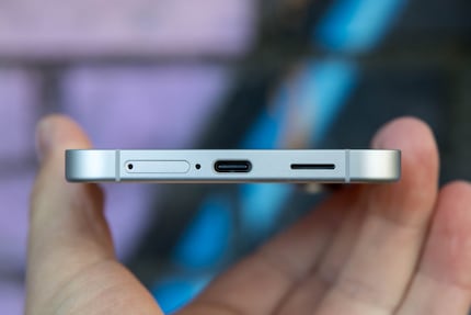Das Galaxy S25 FE wird über den USB-C-Anschluss oder kabellos aufgeladen.