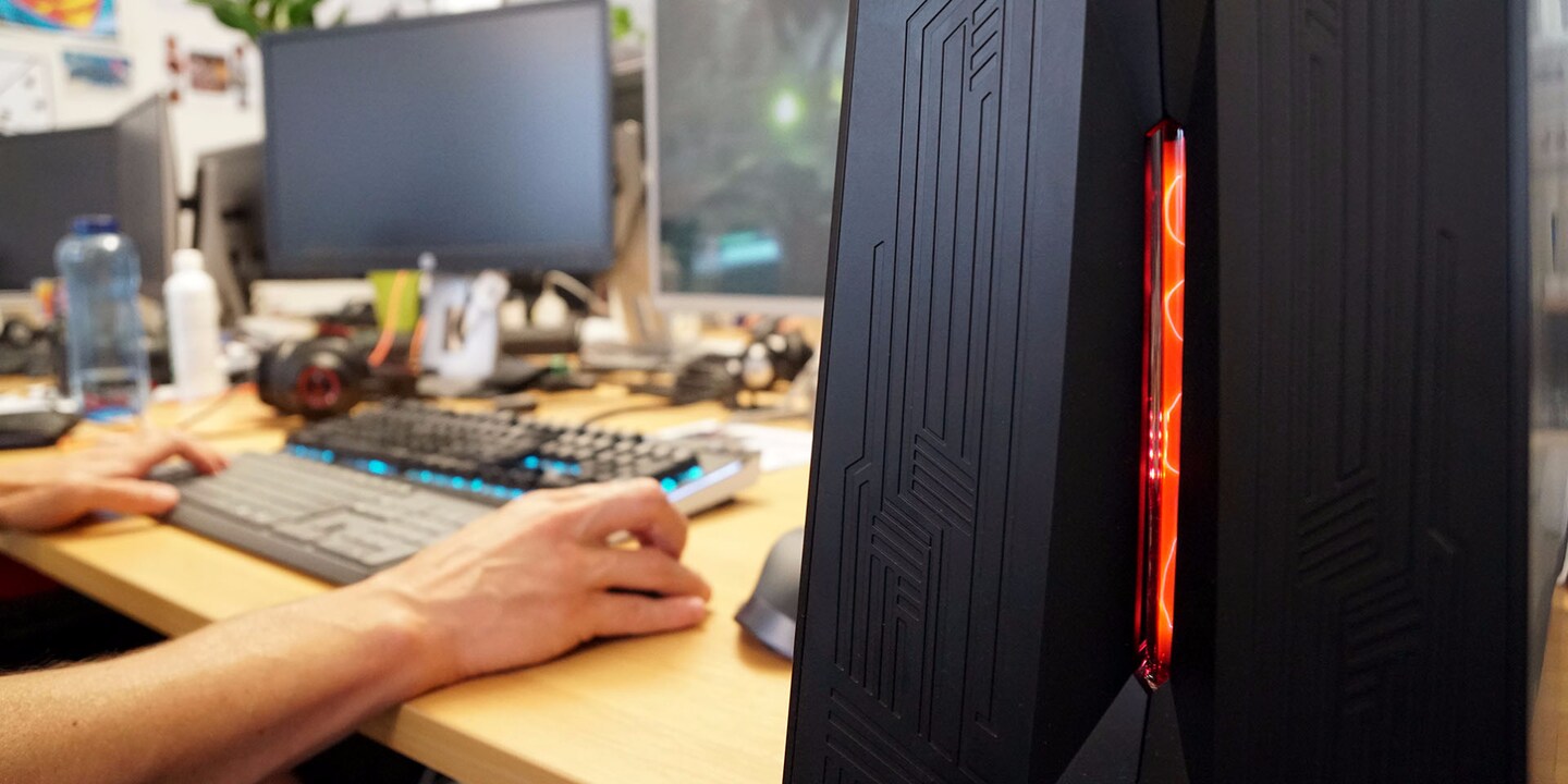 Ich baue das am wenigsten sinnvolle Gaming-Setup aus Teilen, die im Büro rumliegen