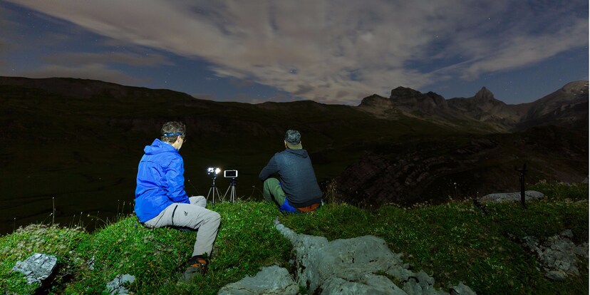 Nachtbilder mit der Smartphone-Kamera: Drei Jungs, ein Berg, zehn Smartphones