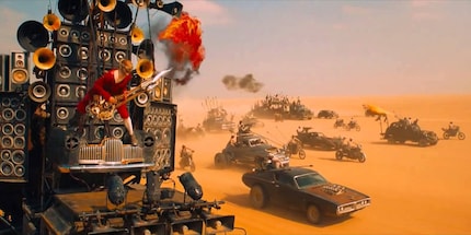 Bämbäm badääm bämbäm. Der «Guitar Guy» aus «Mad Max: Fury Road» lässt die Flammen raus: Kino-Feeling im knackscharfen Grossformat.