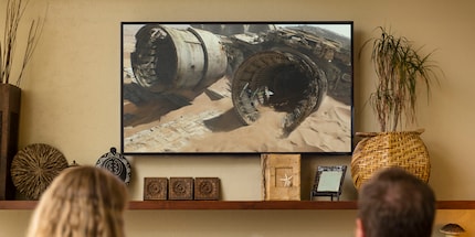 Wahnwitzige Verfolgungsjagd über der Wüste von «Jakku» in Star Wars: Das Erwachen der Macht – Grosse TV-Bildschirme sorgen für grandiose Kino-Stimmung.