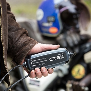 CTEK CT5 Time to Go - Vollautomatisches Batterieladegerät mit